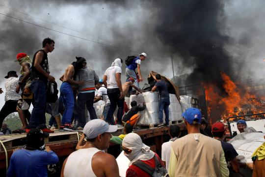 Vídeo contradiz alegação de que forças de Maduro incendiaram caminhões de ajuda