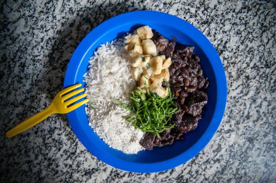 Governo de SP muda merenda, e aluno chega a ter almoço de arroz com farofa