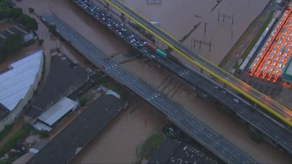 Temporal causa estragos em SP | Três pessoas morrem após chuva forte na Grande São Paulo