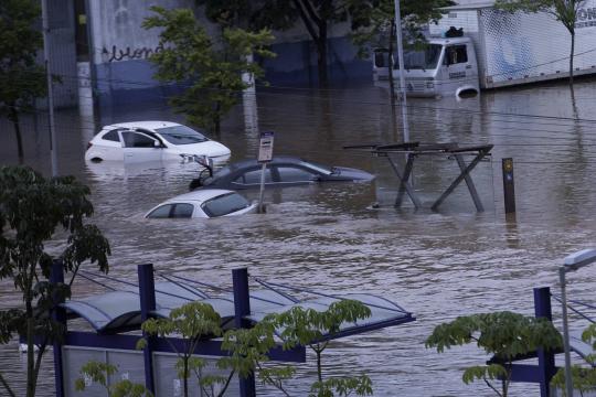 Grande São Paulo em estado de atenção | Temporal provoca mortes e alagamentos em SP