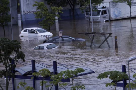 Consequência de tempestade | Chuva forte na Grande São Paulo deixa ao menos sete mortos