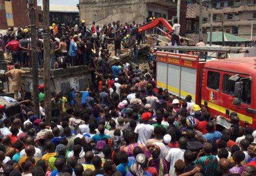 Many people, including schoolchildren, feared trapped in Nigerian building collapse
