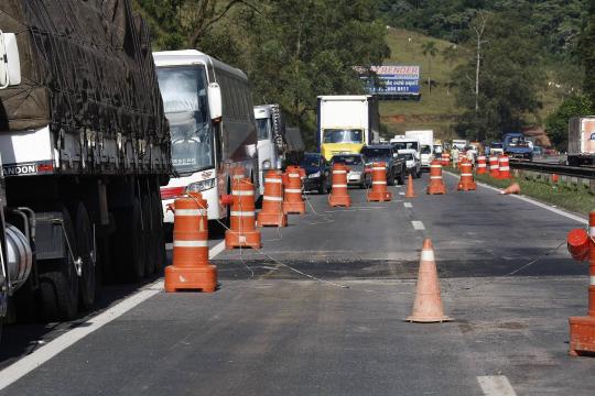 Chuva e discussão sobre asfalto encarecerão obras