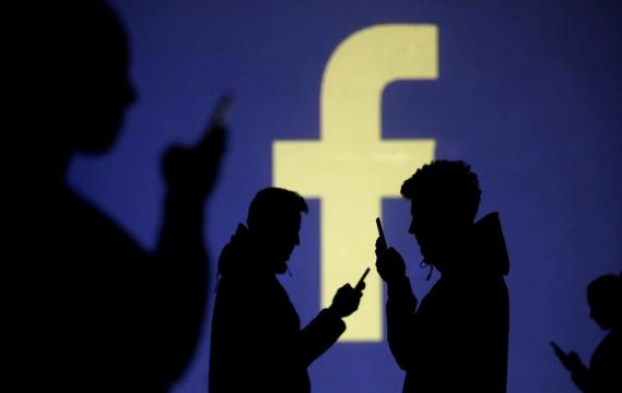 Facebook users take to Twitter to rail about outage