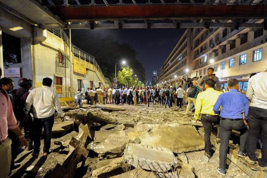 Ponte de pedestres cai em Mumbai, na Índia, e deixa cinco mortos