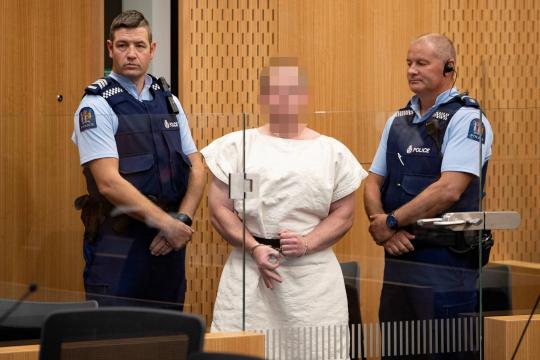 Suspeito de massacre na Nova Zelândia é identificado e levado a tribunal