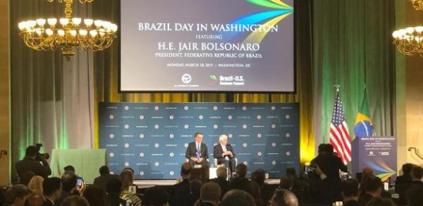 Presidente está em Washington | Bolsonaro assina acordo para EUA lançarem satélites a partir do Brasil