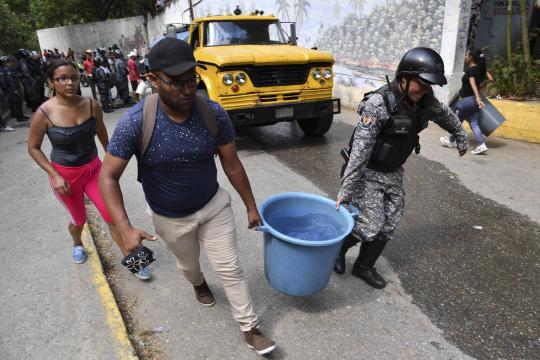 General venezuelano deserta para a Colômbia e critica Maduro