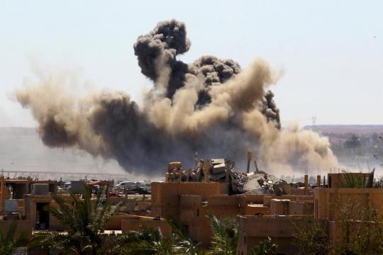Islamic State fighters pinned on Syrian riverbank, warplanes fly above