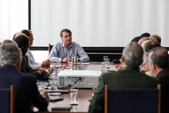 Mudanças para militares são mais profundas que de regime geral, diz Bolsonaro