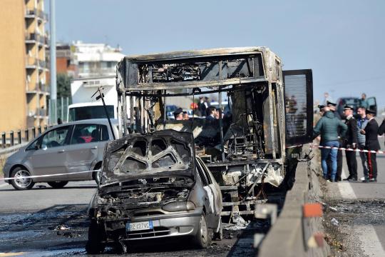 Motorista sequestra e ateia fogo em ônibus lotado de crianças na Itália