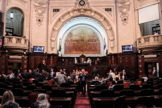 Deputados estaduais presos tomam posse na Assembleia do Rio, mas sem salário