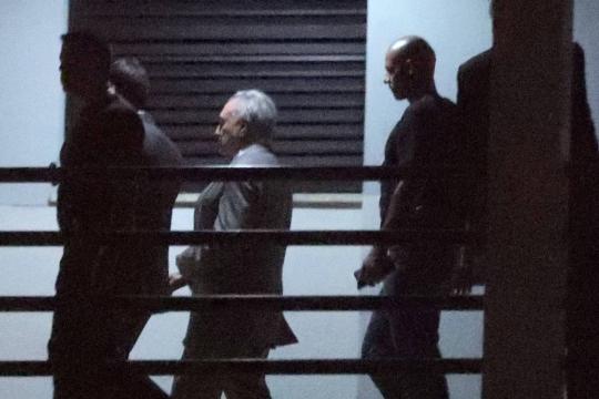 Temer ficará preso em sala com TV e frigobar na sede da PF no Rio