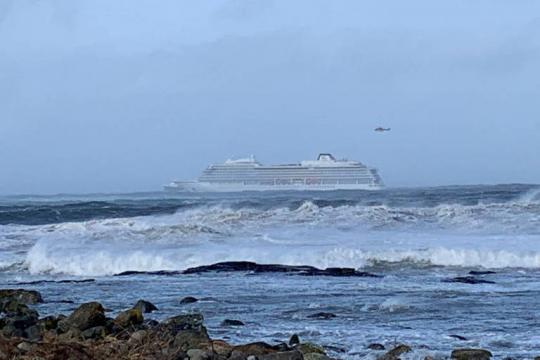 Após resgate, navio de cruzeiro à deriva na Noruega chega a porto