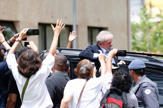 Governo paga assessores do ex-presidente Lula mesmo com ele preso há quase 1 ano