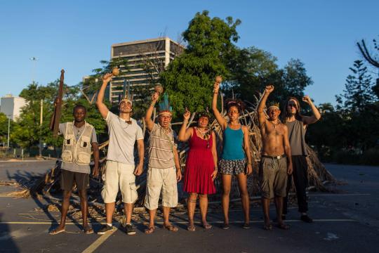 Visita de deputados do PSL acaba em confusão em aldeia no Rio