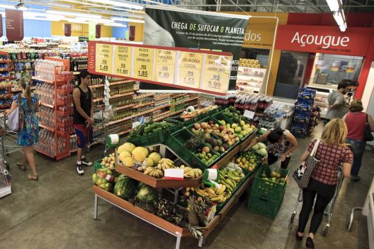 Com facas e panelas, supermercados expandem troca de selinho por prêmio
