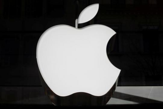 Apple invites Hollywood to Silicon Valley in TV push