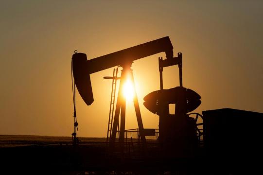 Oil prices hit by worries of sharp economic slowdown