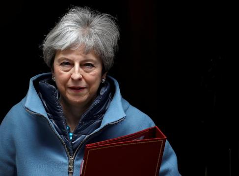 PM May battles to keep control of Brexit
