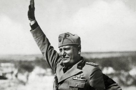 100 anos do fascismo: O perigo atual é que democracia vire repressão com apoio popular, diz historiador