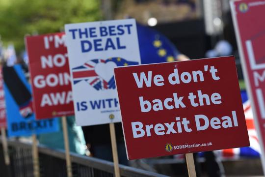 Parlamento britânico aumenta sua influência na definição dos rumos do brexit