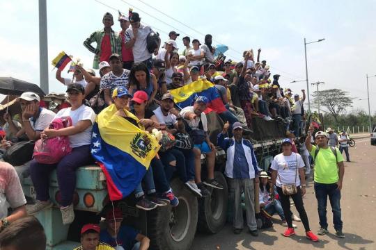 Ajuda para Venezuela segue na fronteira um mês após entrega frustrada
