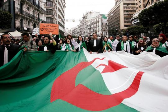 Algerian protesters keep up pressure on Bouteflika to quit