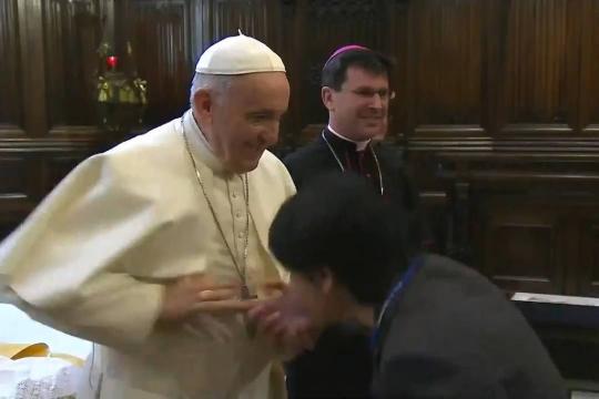 Papa recusa beija-mão por questão de higiene, diz Vaticano