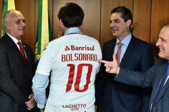 Bolsonaro ganha camisa do Inter, e colorados se dividem na internet