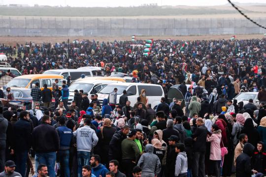 Protesto reúne milhares de palestinos na faixa de Gaza para marcar 1 ano de atos
