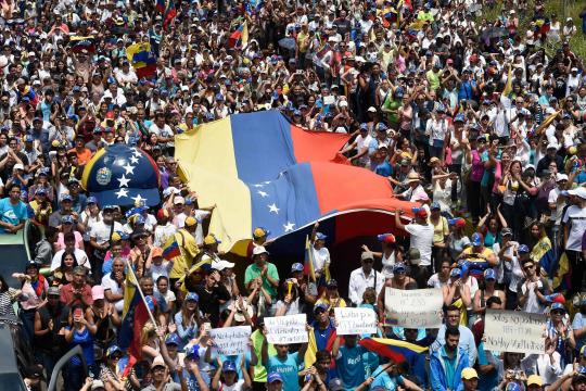 Venezuelanos protestam contra e a favor de Maduro em meio a crise de apagões