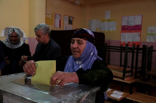 Turks vote in local polls, Erdogan's party could lose in big cities