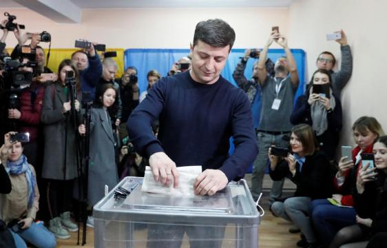 Comedian is center stage as Ukraine holds presidential vote