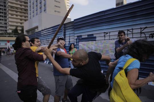 Golpe de 1964 é alvo de atos pelo país; Paulista tem confusão com grupos rivais