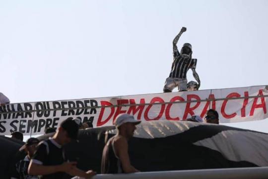 No aniversário do golpe militar, clubes demonstram apoio à democracia