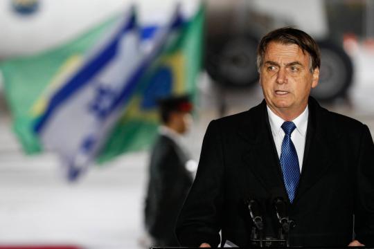 Bolsonaro entrega condecoração a brigada israelense que atuou em Brumadinho