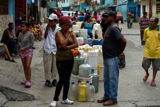 Após série de apagões, Maduro demite ministro da Energia