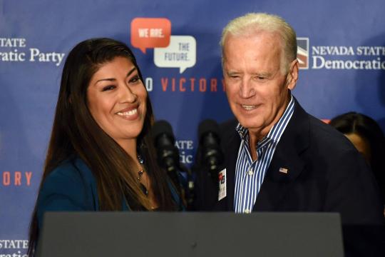 Ex-vice-presidente Joe Biden é acusado de tocar mulheres de forma inapropriada