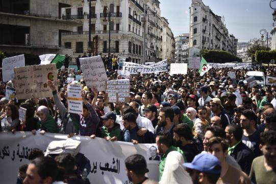 Presidente da Argélia renuncia após 20 anos no poder, diz imprensa estatal