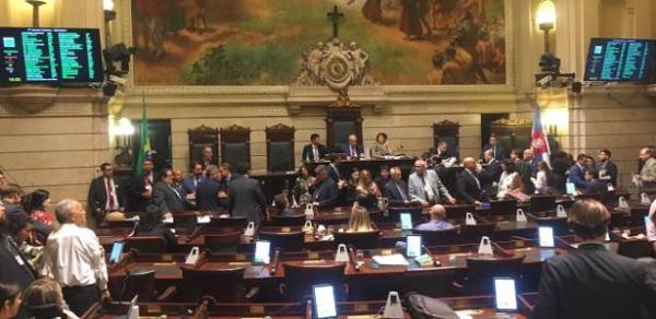 Por 35 votos a 14 | Câmara do Rio aprova abertura de processo de impeachment de Crivella