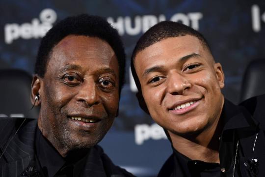 Pelé tem febre e é levado para hospital em Paris, diz rádio