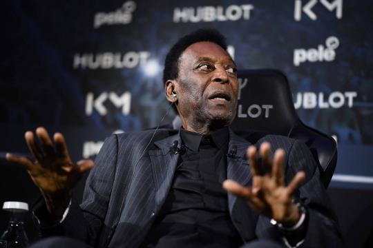Infecção urinária fez Pelé ser internado em Paris