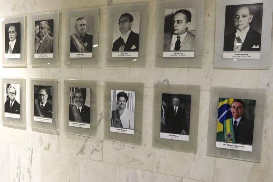 Foto oficial de Bolsonaro é incluída na galeria de presidentes no Planalto