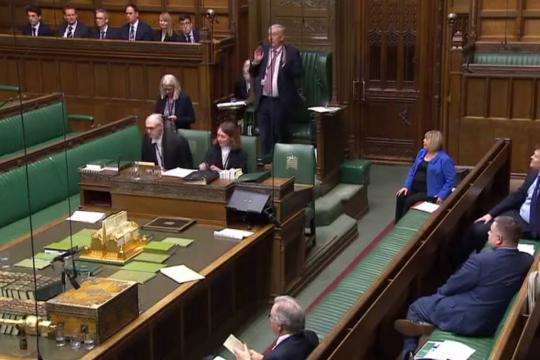 Parlamento britânico interrompe sessão por causa de goteira