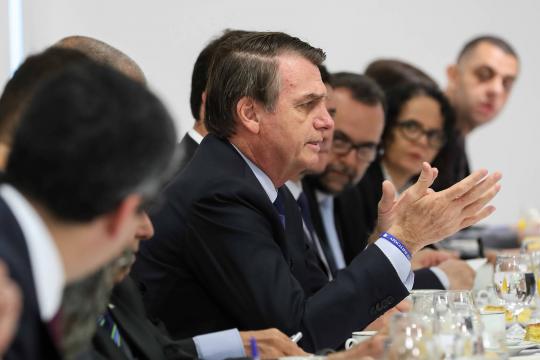 'Quem tem minha senha tem minha confiança', diz Bolsonaro sobre uso de rede social