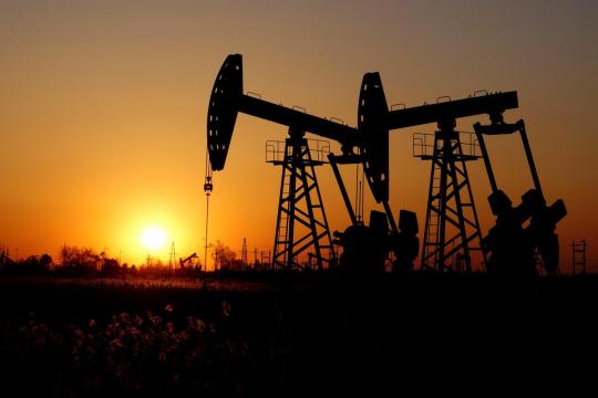 Oil prices up above 1 percent on strong U.S. economic data, Libya supply risks