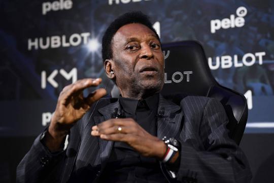 Pelé continua em observação por mais uma noite na França