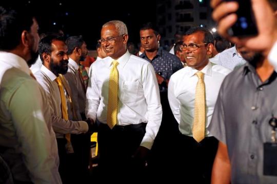 Maldives leader heads for landslide win at parliament poll