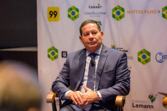 Mourão se contrapõe a Bolsonaro em almoço com moderados nos EUA